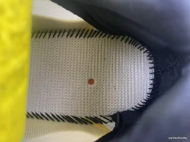 V3 700 Safflower Mono Adidas HP5425 Yeezy 0529